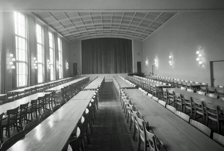 Schaffhauserhof  mit Tischbestuhlung (1950)